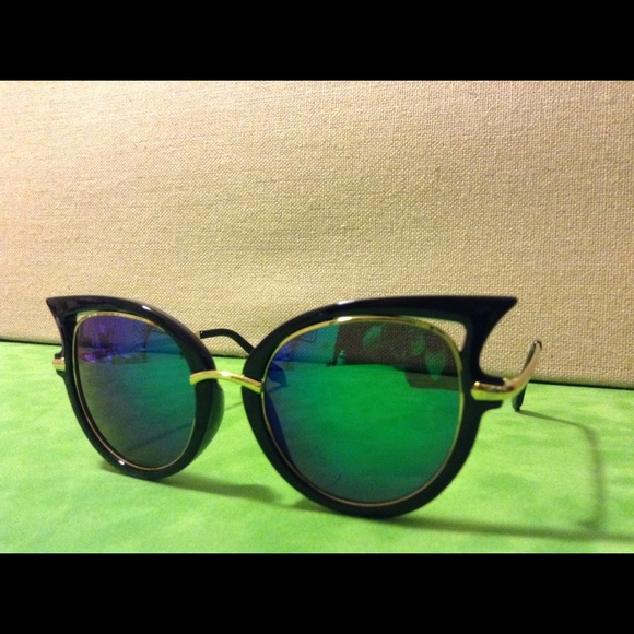 💚 Retail Sale 💚 Mirrored cat eye sunglasses!
