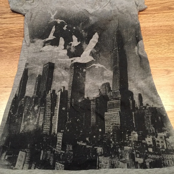 v-cut NYC city line tee - Picture 1 of 2