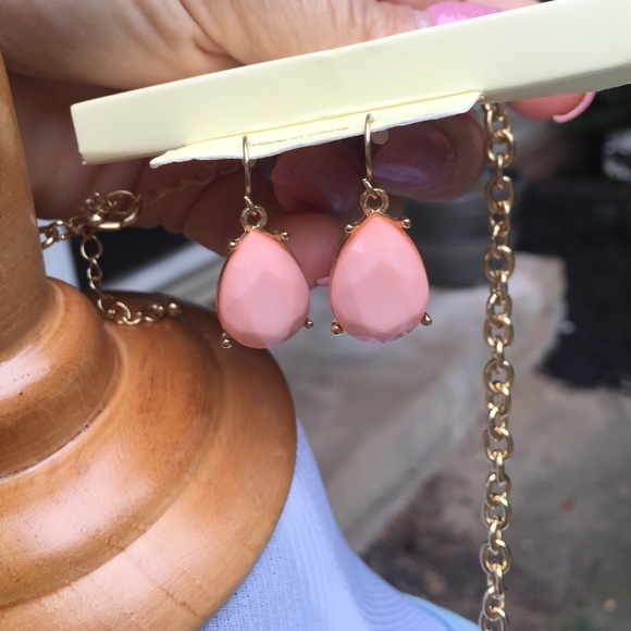 ⚡️SALE!! Peach necklace/ earring set - Picture 3 of 3