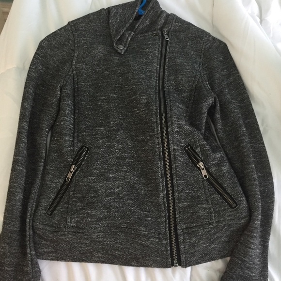 Fashionable zippered jacket