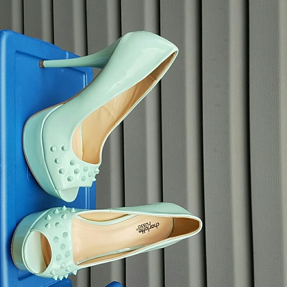 Size 9 never worn Charlottesville Russe shoes