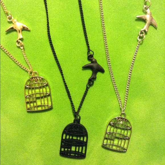 💚 Retail Sale 💚 Fly away bird necklaces!
