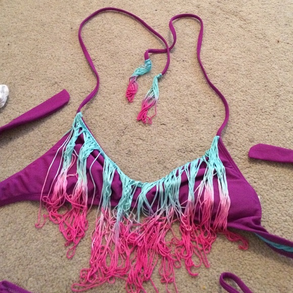 Bikini - Picture 1 of 4