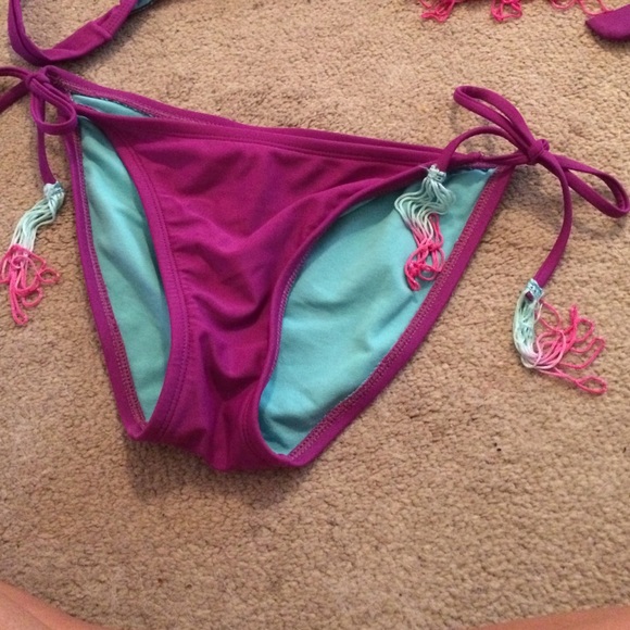 Bikini - Picture 3 of 4