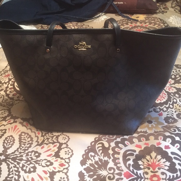 Brown coach tote bag. Only used for a few times..