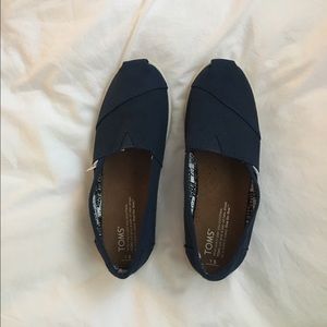 navy blue toms