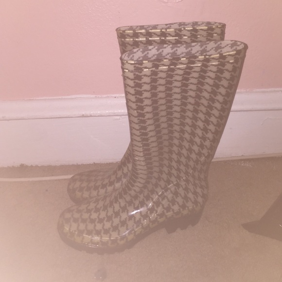 BRAND NEW RAIN BOOTS