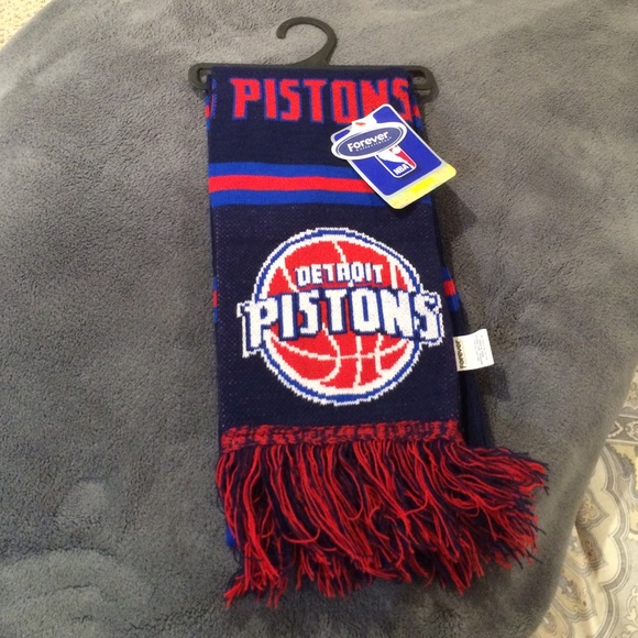 SCARF DETROIT PISTONS MEMORABILIA