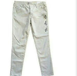 BCBG SKINNY JEANS AND SHIRT BUNDLE