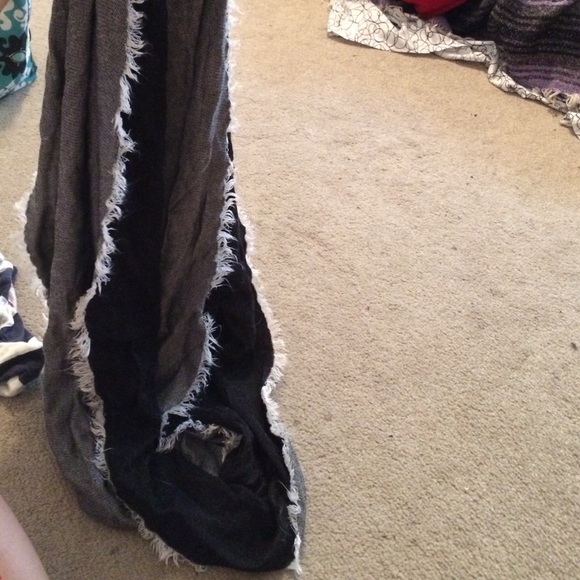 Black and gray scarf - Picture 1 of 2