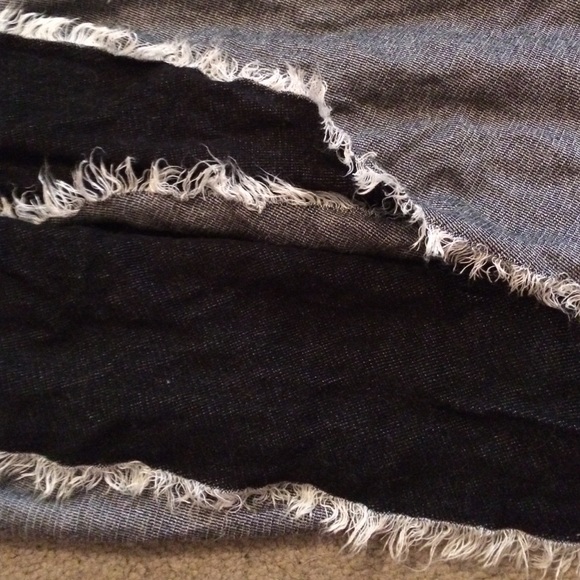 Black and gray scarf - Picture 2 of 2