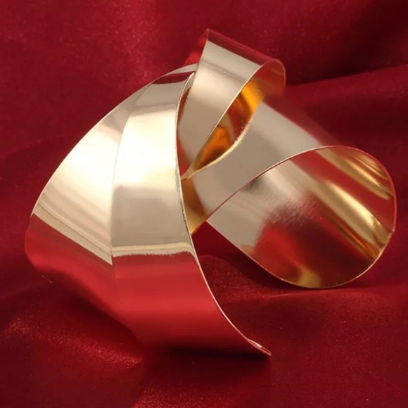 Boutique Jewelry - Gold Alloy Statement bracelet