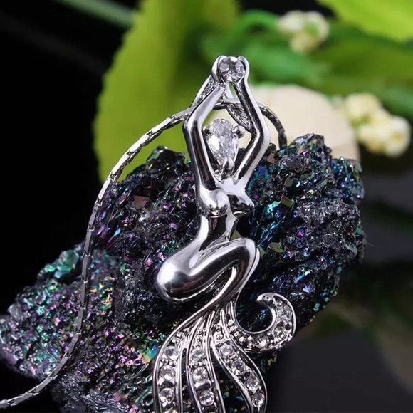 NWT Mermaid Pendant Necklace