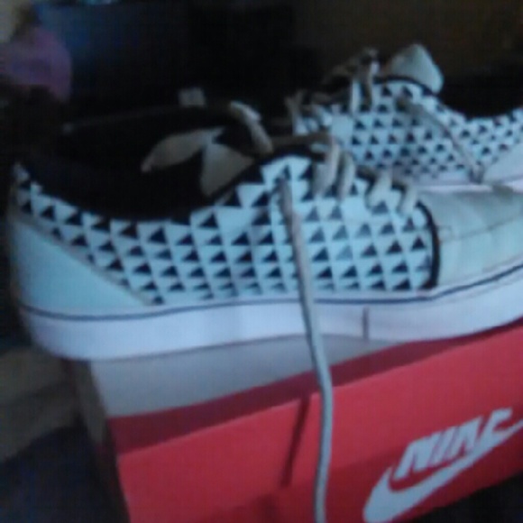 Tennis shoes