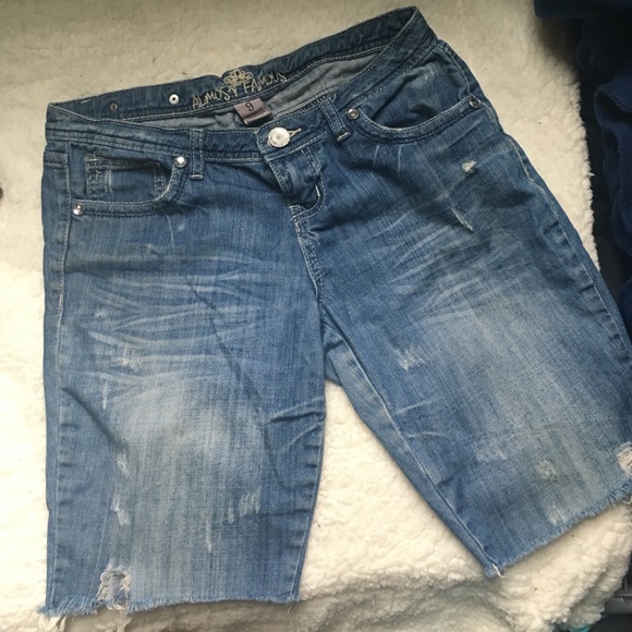 Distressed denim shorts 🔥 LAST CHANCE!