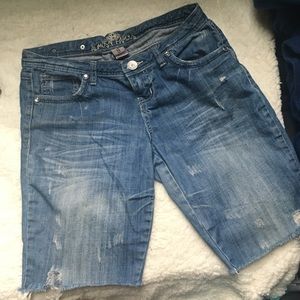 Distressed denim shorts 🔥 LAST CHANCE!