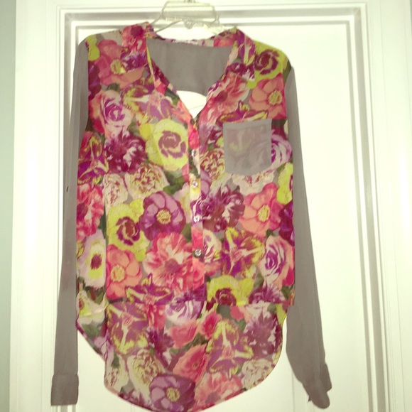 High low floral top with back cut out 🎀💗