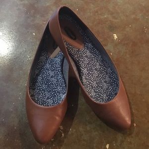 Adorable brown leather flats!