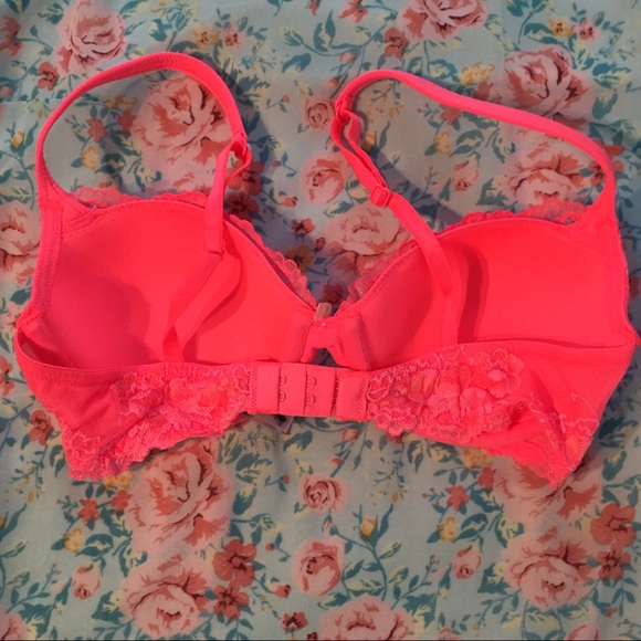 Pink Lace Victorias Secret Bra - Picture 2 of 3