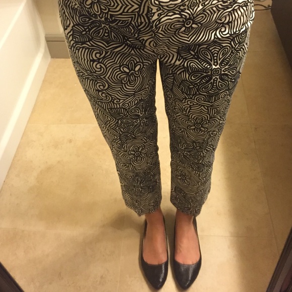 Size 4, cropped pant, black and white design - Picture 1 of 3