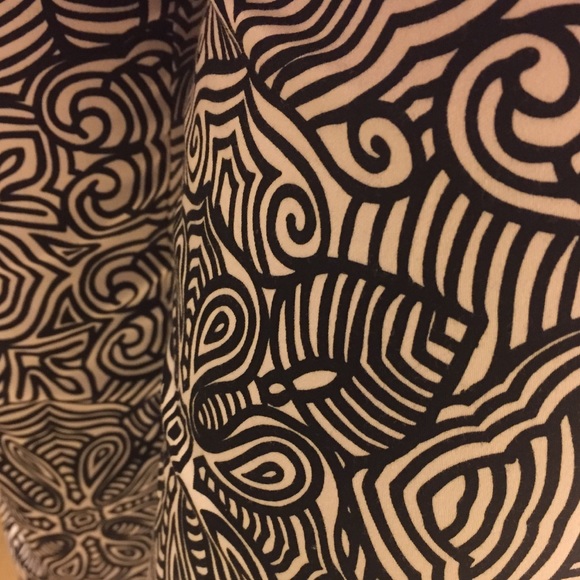 Size 4, cropped pant, black and white design - Picture 3 of 3