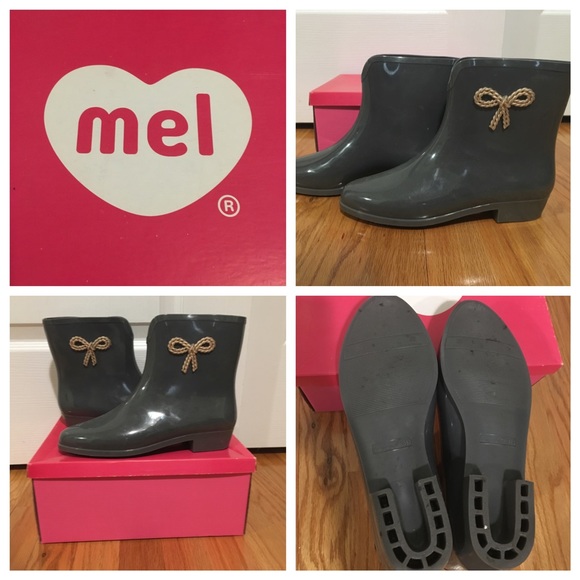 MEL gry rainboots size 8 w plastic straw detail.