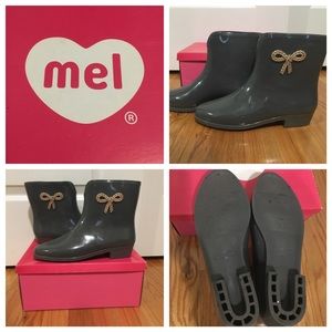 MEL gry rainboots size 8 w plastic straw detail.