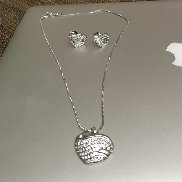 Swarovski Jewelry - GORGEOUS NECKLACE & EARRING SWAROVSKI SET