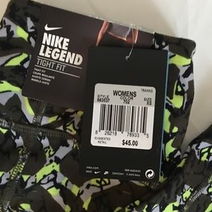 😱Sold😱NIKE LEGEND TIGHT FIT CAPRIs💥