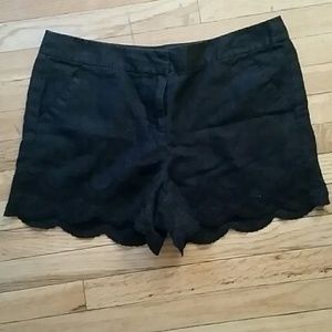 Cotton/linen shorts with scalloped lace detail