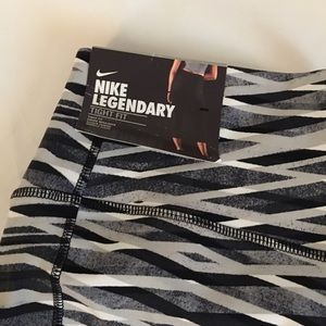 🚨DRI fit NIKE LEGENDARY TIGHT FIT CAPRI