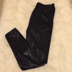 👄NWT Romeo and Juliet snakeskin like leggings