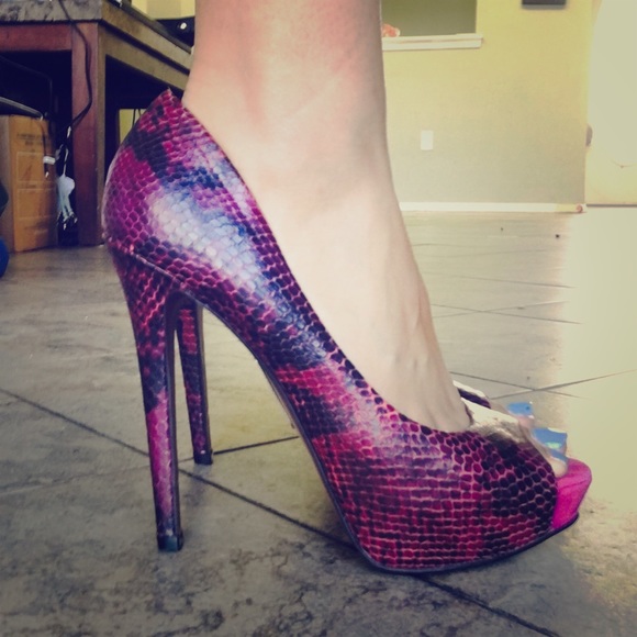 Boutique9 Purple/black faux snakeskin heels