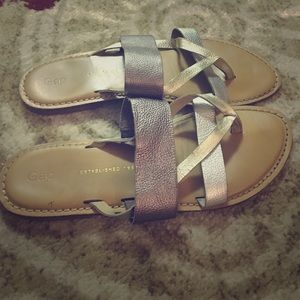 Gap metallic flip flops size 9