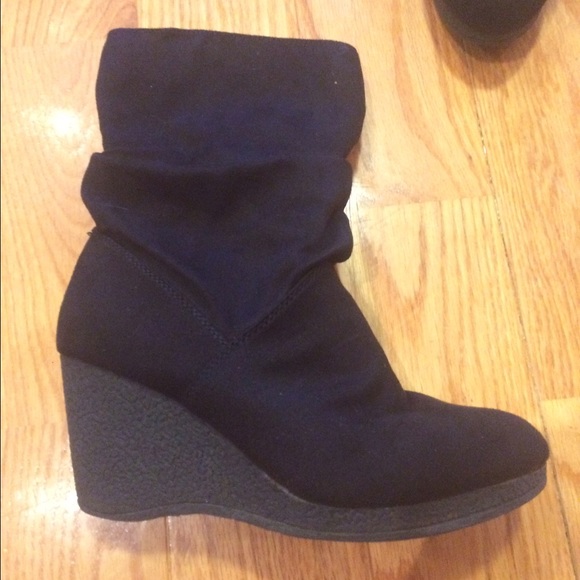Short black boots size 7.5 (gently used)