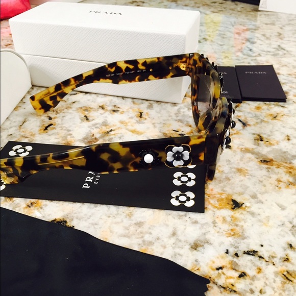 Authentic Prada flower sunglasses - Picture 3 of 4