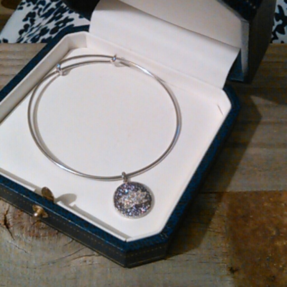 Expandable silver bracelet with beautiful Lotus