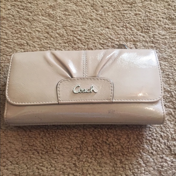 MAKE OFFER! Coach Wallet