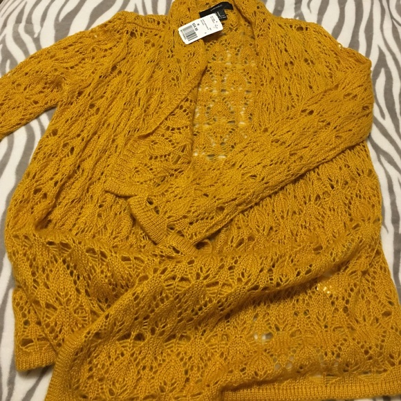Mustard color cardigan never been worn! Enjoy😁