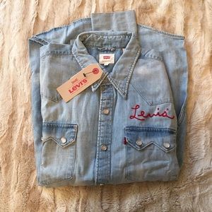 NWT LEVIs denim button down. Size medium.