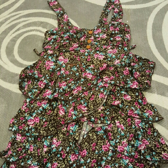 Cute floral ruffle dress!