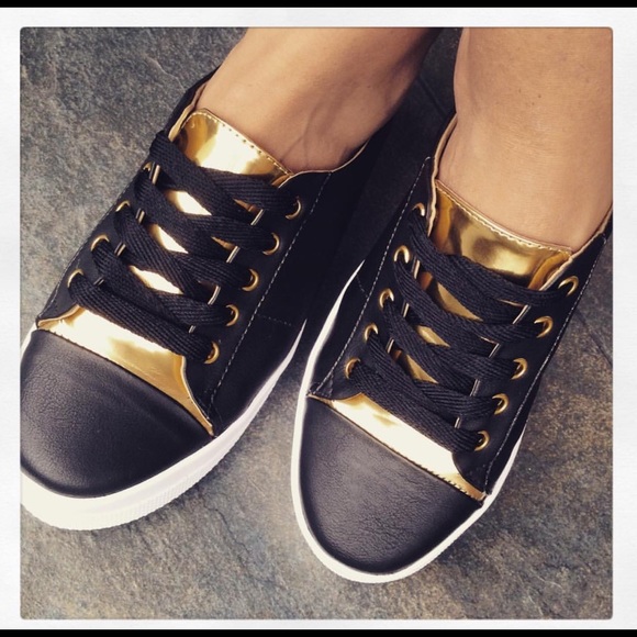 Shoes - 📍SOLD📍Fashion Sneakers