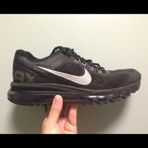 WOMENS BLACK AIRMAX NIKES- US 7.5