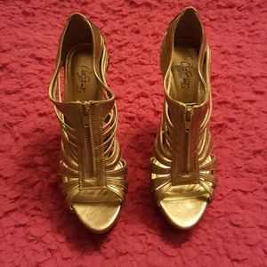 Pretty Gold Platform Strappy Pumps