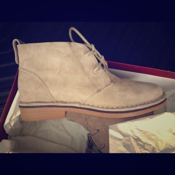 Suede, super cute, bootie/boot 6.5 hush puppies