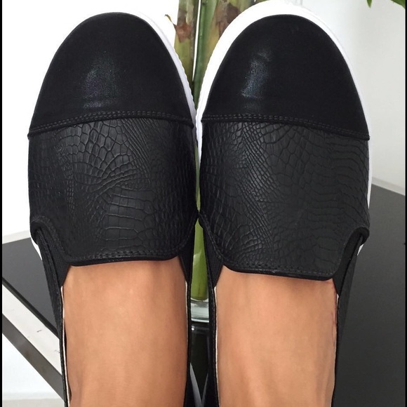 Shoes - 📍SOLD📍Fashion Sneakers
