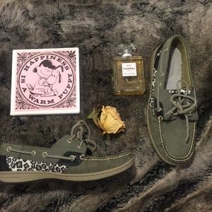 ✨NWOT SPERRY leopard