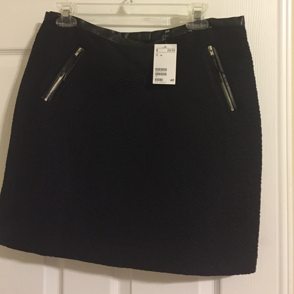 New with tags H&M black mini skirt