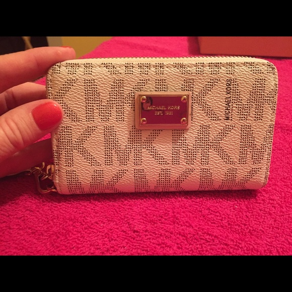 Authentic Michael Kors vanilla zipper wallet