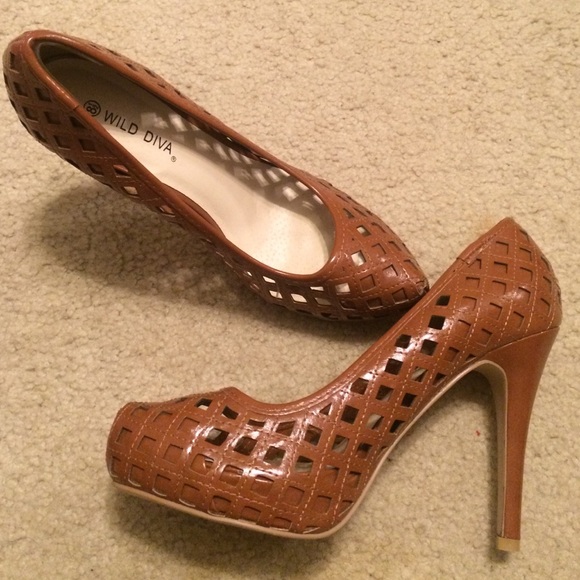Fun cutout heels - Picture 2 of 2